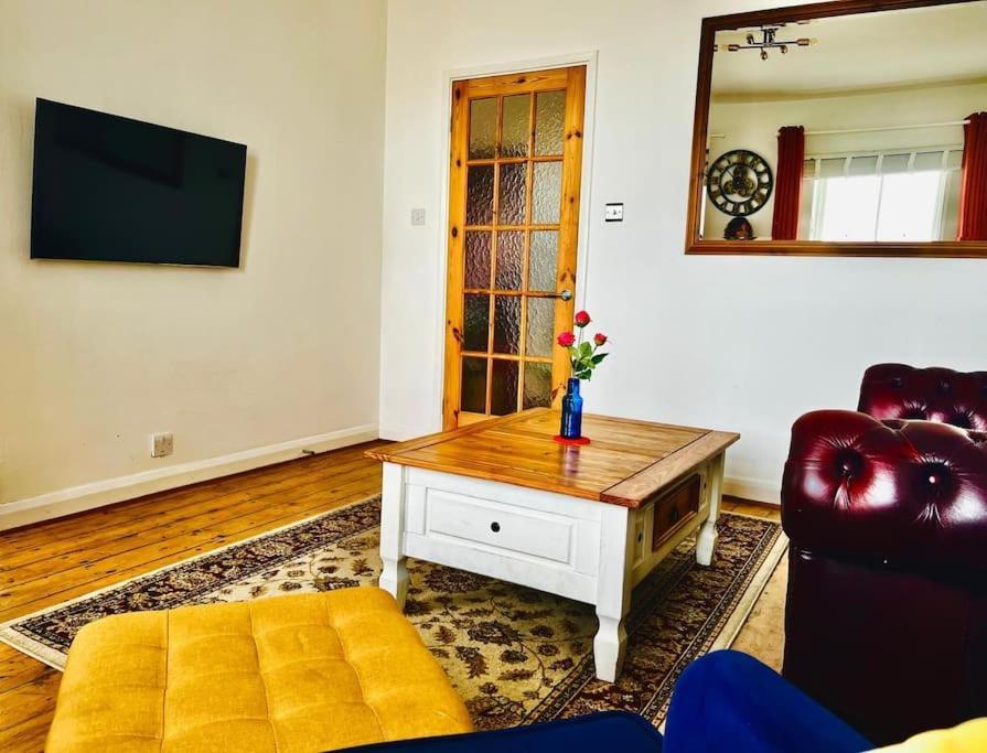Seafront, Beautiful, Ground Floor Apartment *